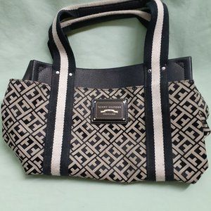 Signature TOMMY HILFIGR Purse